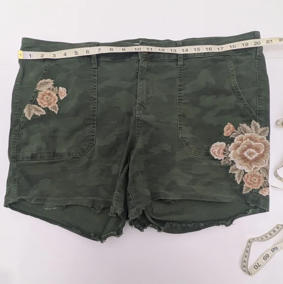 Torrid Green Camo Cutoff Shorts Floral Embroidery High Rise Raw Hem Casual 20 - Picture 4 of 13